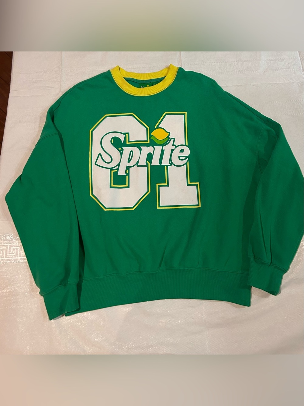 Sprite Crew & Scoop Neck Sweaters M